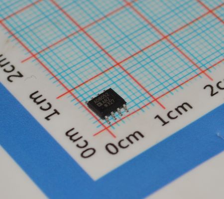 AD8052AR হাই-স্পিড 300MHz অপ এম্প কম গোলমাল 4.5nV/√Hz 5V অপারেশন রেল-টু-রেল আউটপুট ভিডিও / এডিসি বাফারগুলির জন্য কম বিকৃতি এবং 160mA আউটপুট ড্রাইভ