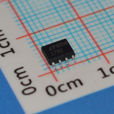 LT1792CS8 1.5A লো ড্রপআউট রেগুলেটর 3.3V/5V/ADJ 1V ড্রপআউট ±1% নির্ভুলতা SO-8 -40°C থেকে +125°C কম শব্দ